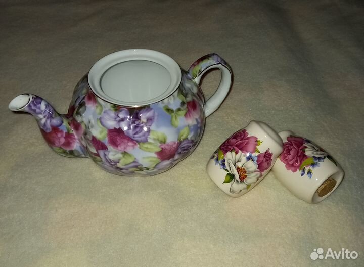 Чайник заварочный, солонка и перечница