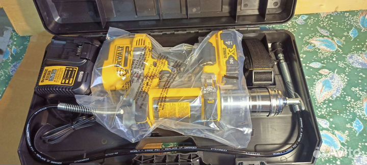 Аккумуляторный шприцеватель DeWalt dcgg571m1