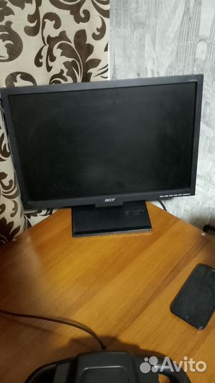 Компьютер, стол, монитор,руль и перифирия