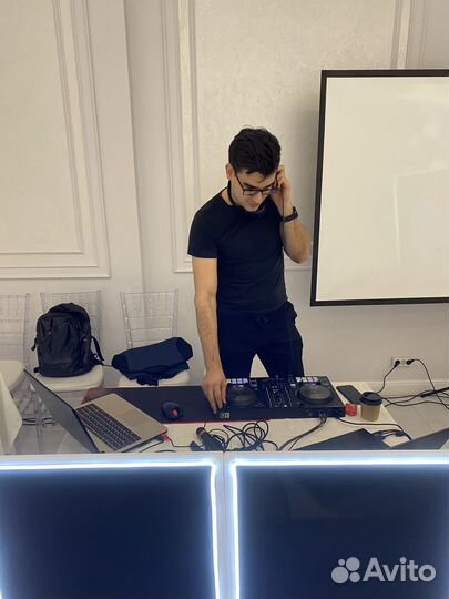 Dj со своей аппаратурой (звук/свет)