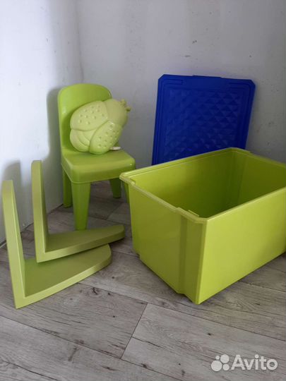 Полки IKEA, светильник IKEA, стульчик