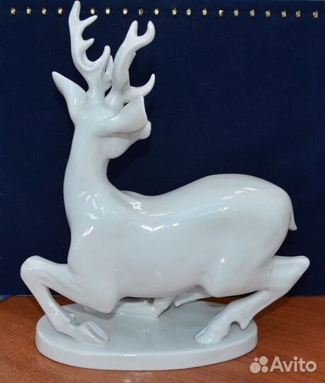 Большая фарфоровая статуэтка- олень. лфз