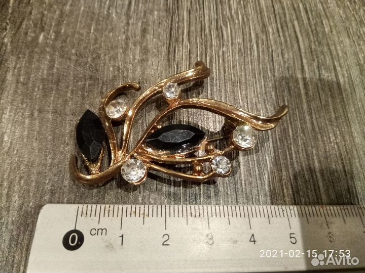 Броши в ассортименте