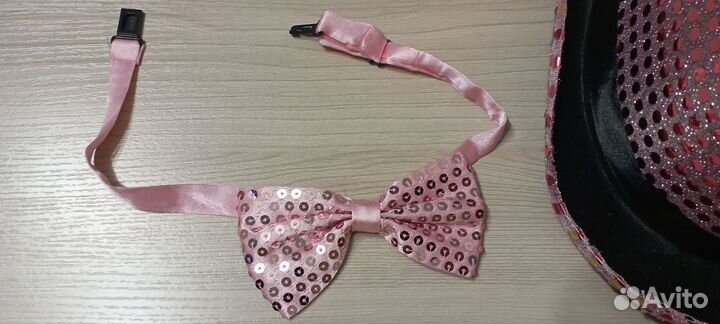 Шляпа с галстуком-бабочкой