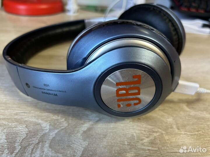 Бспроводные наушники JBL v33