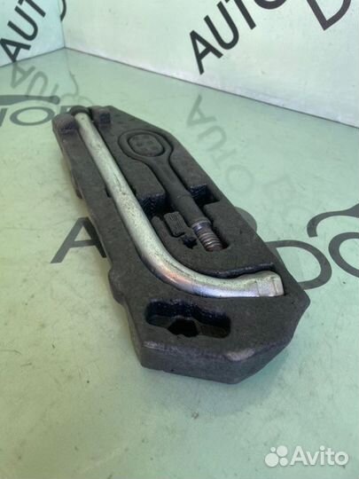 Крюк буксировочный Audi Q7 4L 3.0L BUG 2008