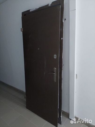 Дверь входная металлическая от застройщика