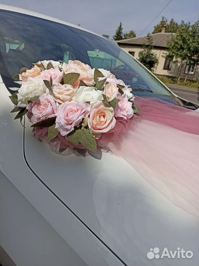 Украшение для автомобиля в розовом цвете