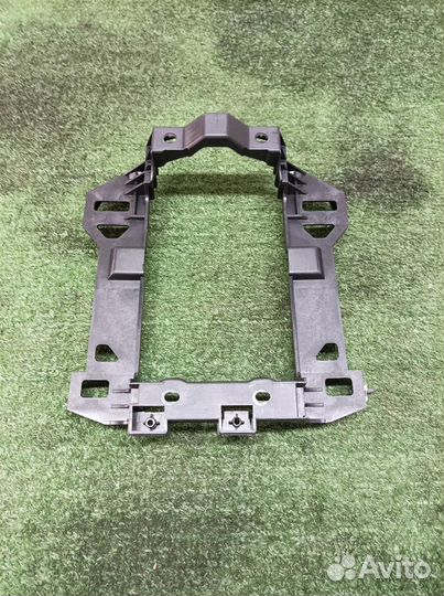 Кронштейн (сопут. товар) Audi Q7 2005