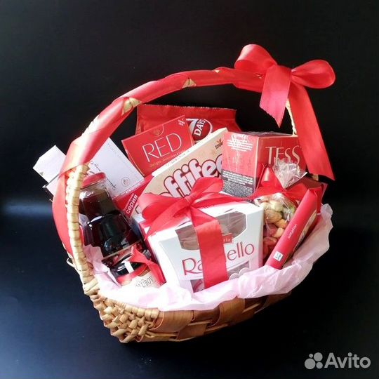 Подарочная корзина со сладостями 