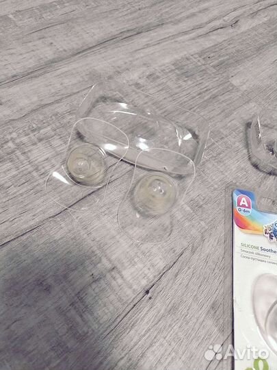 Пустышка и накладки для груди