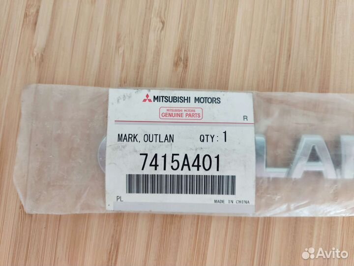 Эмблема новая Mitsubishi Outlander оригинал