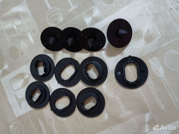 Крепежи для коврика в салон