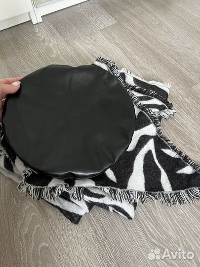 Берет кожаный и палантин шарф