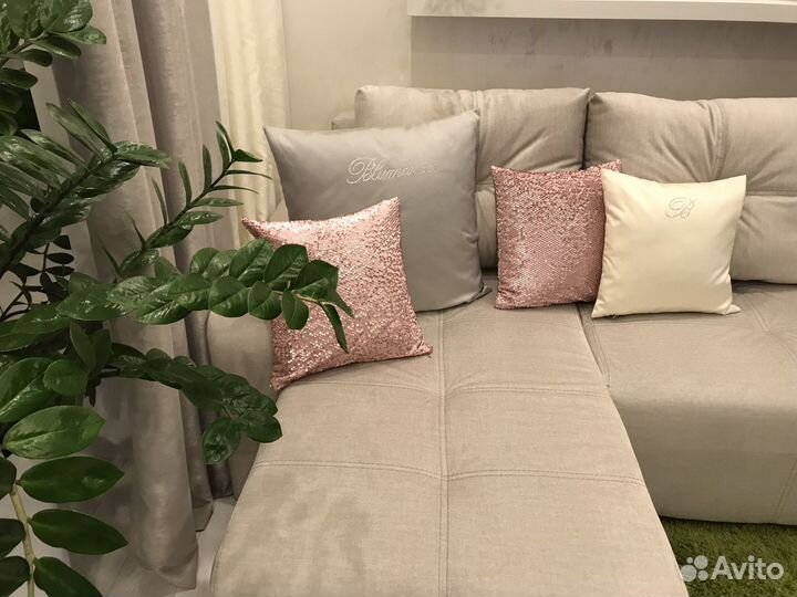 Подушка из велюра с пайетками 43*43 пудровая