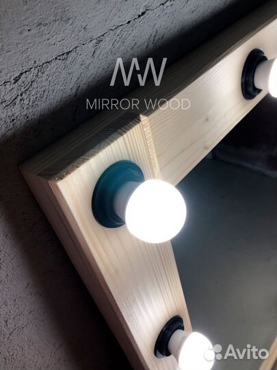 Гримерное зеркало в деревянной раме