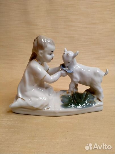 Статуэтка Девочка с козлёнком Старая Гжель