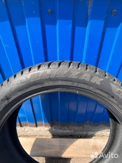 Bridgestone Blizzak Spike-02 235/45 R18