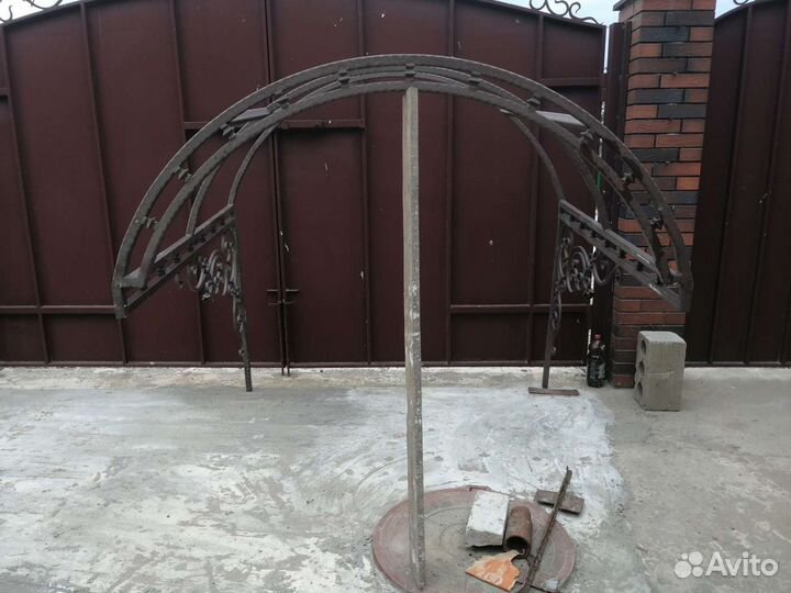 Козырёк над входной дверью