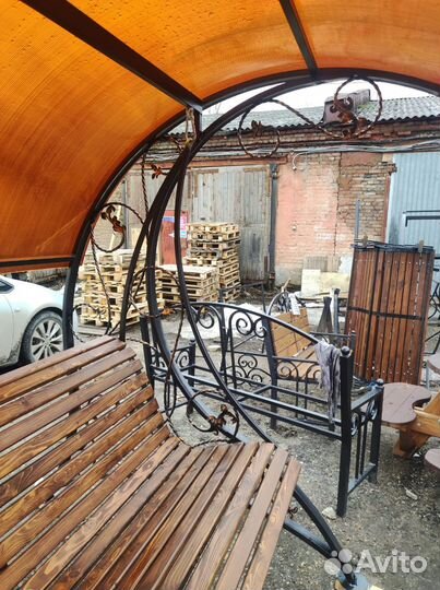 Качель уличная с крышей