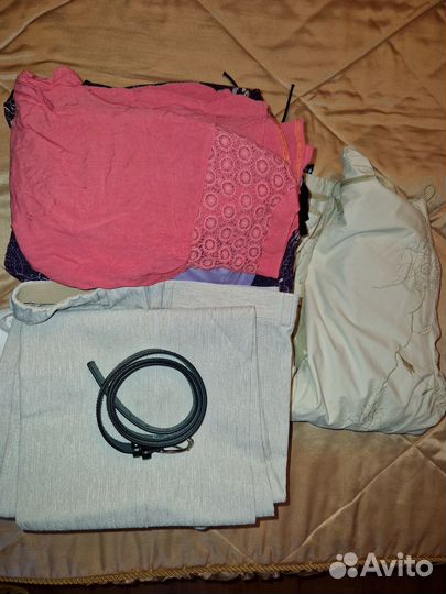 Два пакета женских вещей и ветровка