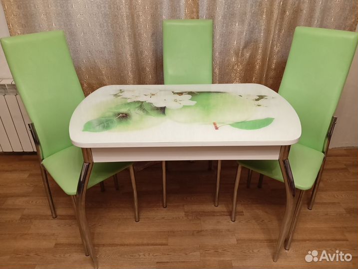 Продам обеденный стол и стулья