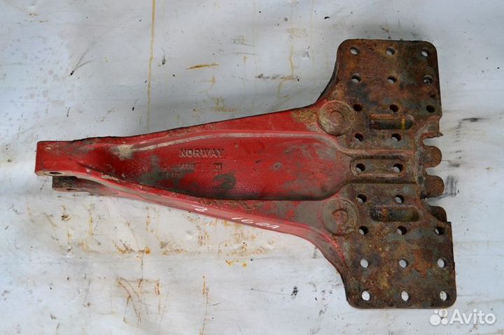 Кронштейн реактивной тяги, ведущего моста,левый vo