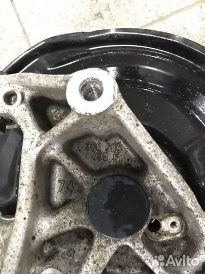 Кулак задний Volkswagen Passat B7