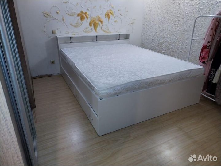 Кровать двухспальная с матрасом