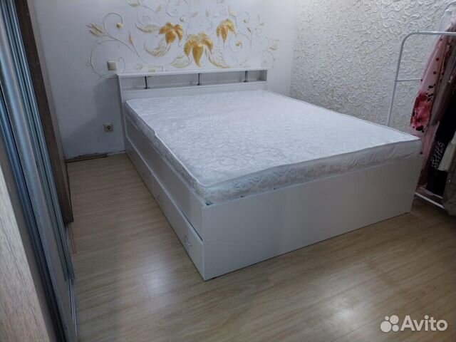 Кровать двухспальная с матрасом