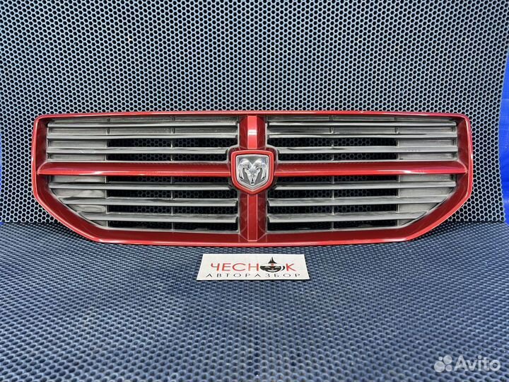 Решетка радиатора Dodge Caliber красная Калибер