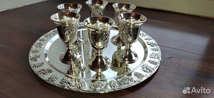 Набор рюмок на подносе