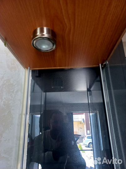 Стеклянная витрина с подсветкой