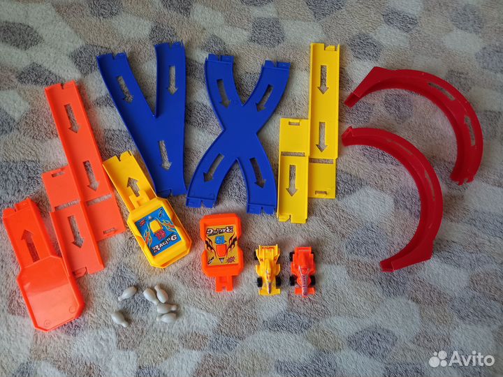 Игрушечный трек с машинками