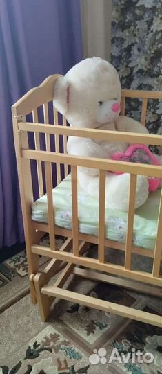 Детская кроватка с маятником