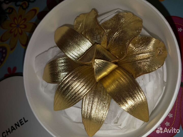Chanel Sublimage брошь из кожи