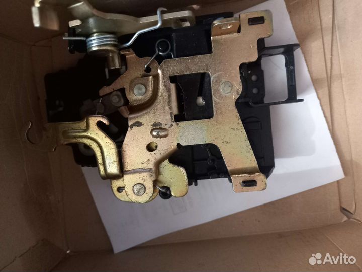 Замок передней двери правый skoda octavia a5