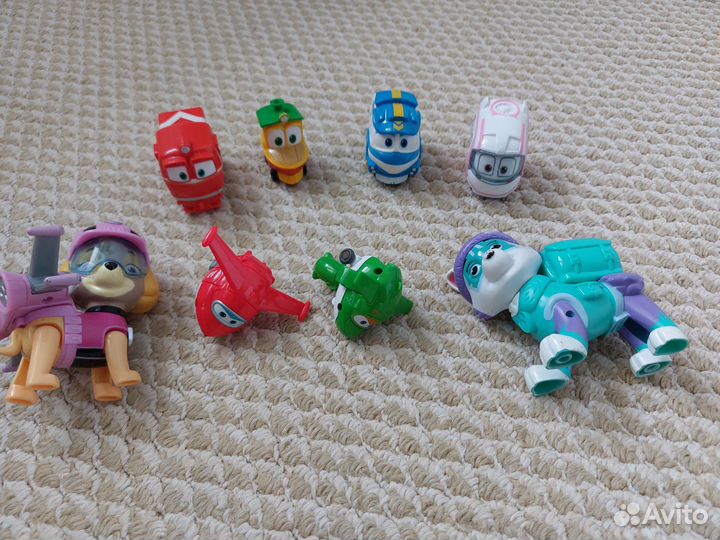 Герои в масках, роботы поезда и щенячий патруль