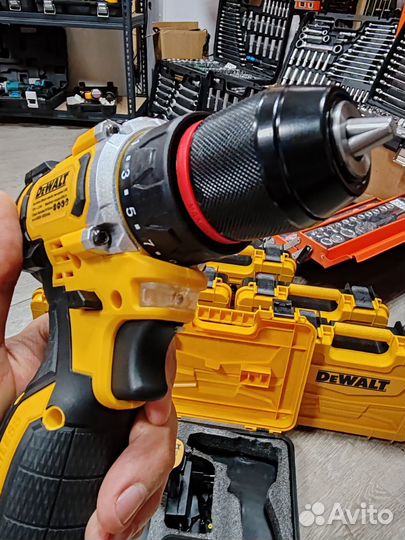 Безщеточный шуруповерт Dewalt 2 батареи