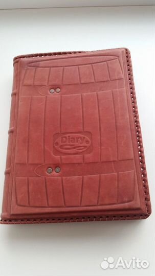 Блокнот в кожаной обложке иллюстрирован