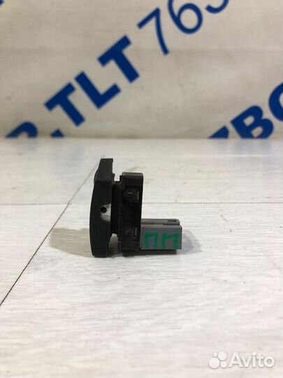 Кнопка стеклоподъемника передняя skoda yeti 1.2 DS