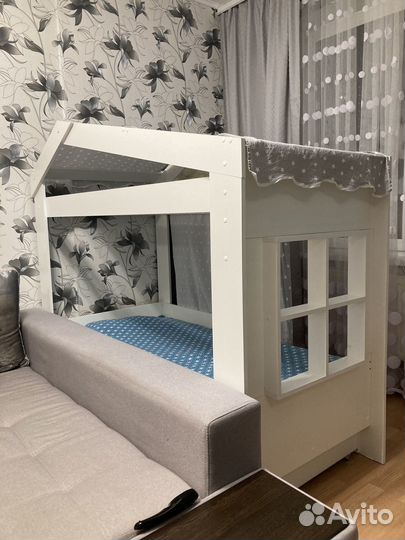 Кровать домик с выкатным ящиком