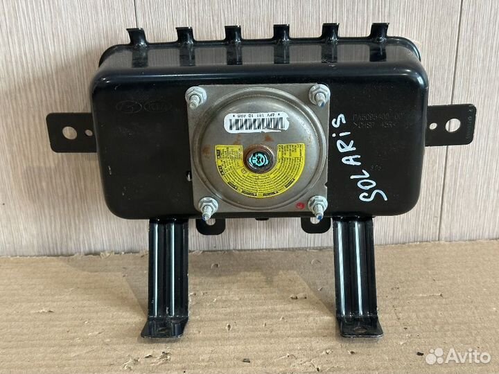 Подушка безопасности в торпедо Hyundai Solaris l