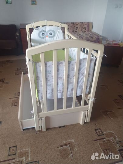 Детская кроватка с маятником и ящиком