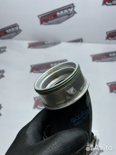 Патрубок интеркулера лев Volkswagen Touareg GP