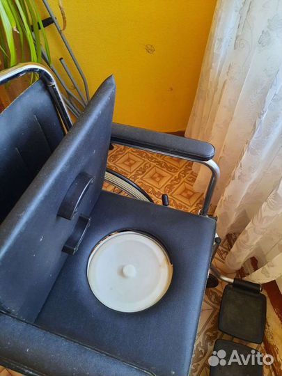Инвалидное кресло с санитарным устройством