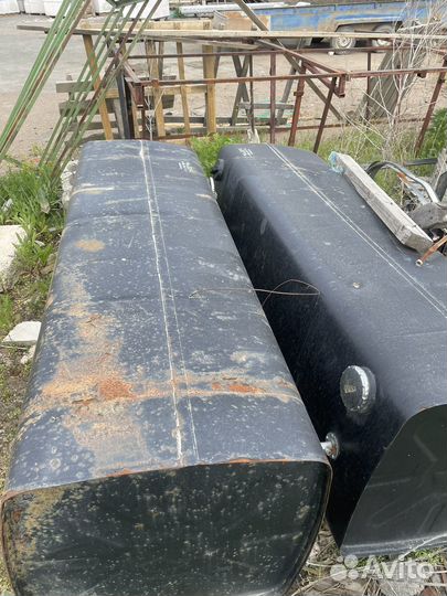 Продам баки есть кронштейны, по 700 литров