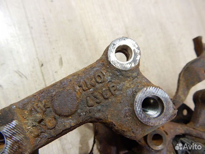 Кулак поворотный задний правый Vw Touran 1