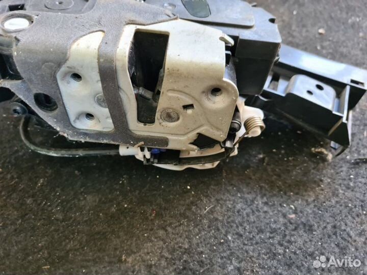 Замок боковой двери задний левый Ford Focus 3 1.6