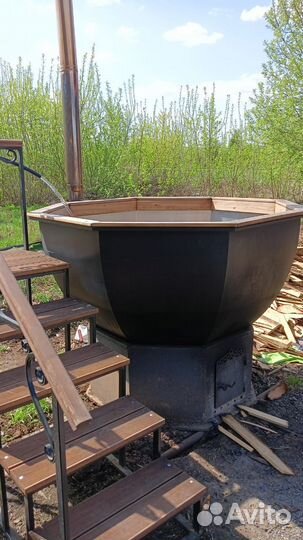 Сибирский банный чан на берегу озера